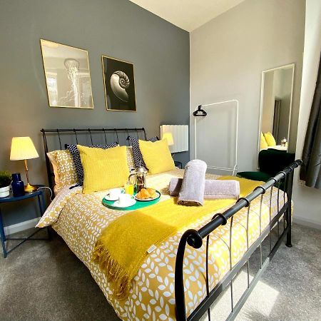Trendy Stylish Apartment! - 5 Minute Walk To The Best Beach! - Great Location - Parking - Fast Wifi - Smart Tv - Newly Decorated - Sleeps Up To 6! Close To Bournemouth & Poole Town Centre & Sandbanks Buitenkant foto