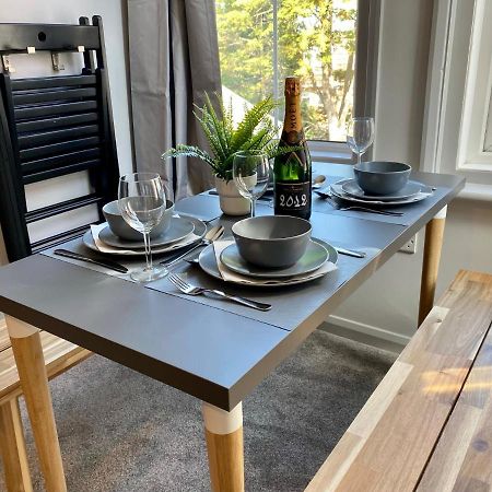 Trendy Stylish Apartment! - 5 Minute Walk To The Best Beach! - Great Location - Parking - Fast Wifi - Smart Tv - Newly Decorated - Sleeps Up To 6! Close To Bournemouth & Poole Town Centre & Sandbanks Buitenkant foto