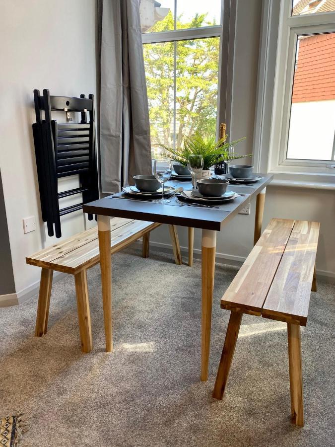 Trendy Stylish Apartment! - 5 Minute Walk To The Best Beach! - Great Location - Parking - Fast Wifi - Smart Tv - Newly Decorated - Sleeps Up To 6! Close To Bournemouth & Poole Town Centre & Sandbanks Buitenkant foto