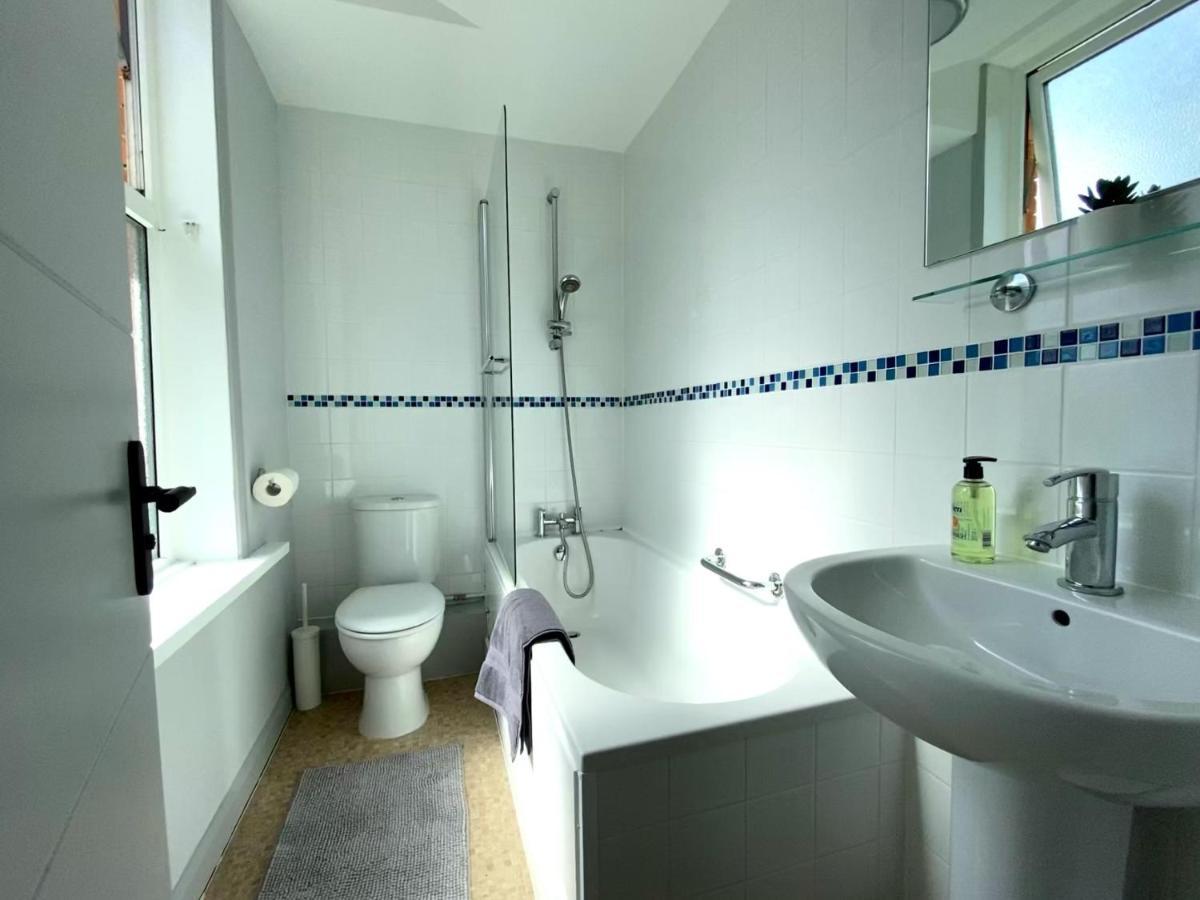 Trendy Stylish Apartment! - 5 Minute Walk To The Best Beach! - Great Location - Parking - Fast Wifi - Smart Tv - Newly Decorated - Sleeps Up To 6! Close To Bournemouth & Poole Town Centre & Sandbanks Buitenkant foto