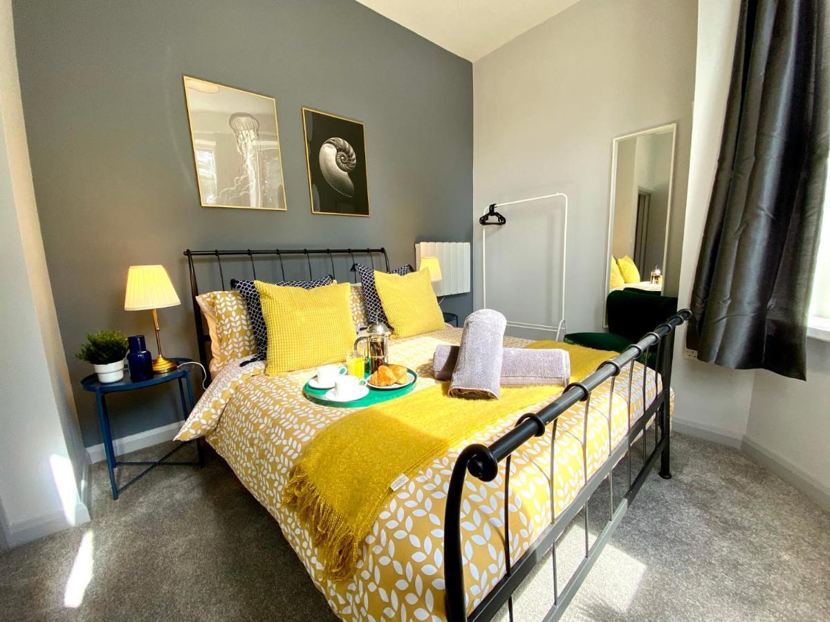 Trendy Stylish Apartment! - 5 Minute Walk To The Best Beach! - Great Location - Parking - Fast Wifi - Smart Tv - Newly Decorated - Sleeps Up To 6! Close To Bournemouth & Poole Town Centre & Sandbanks Buitenkant foto