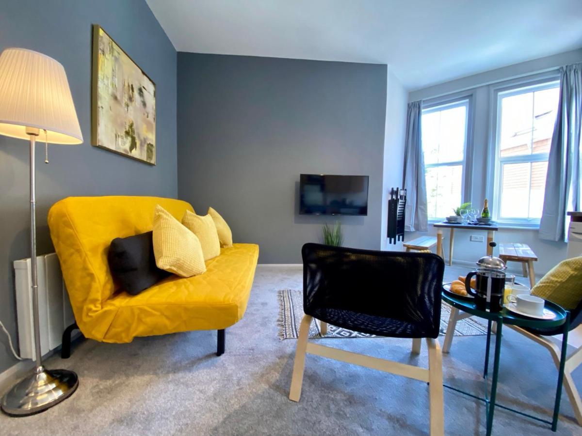 Trendy Stylish Apartment! - 5 Minute Walk To The Best Beach! - Great Location - Parking - Fast Wifi - Smart Tv - Newly Decorated - Sleeps Up To 6! Close To Bournemouth & Poole Town Centre & Sandbanks Buitenkant foto