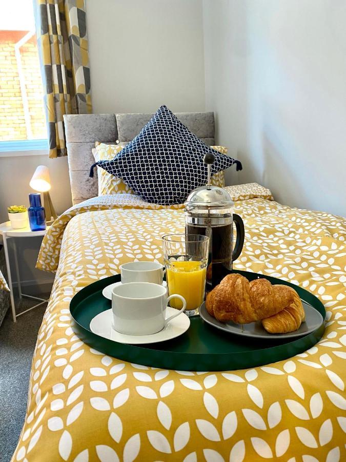Trendy Stylish Apartment! - 5 Minute Walk To The Best Beach! - Great Location - Parking - Fast Wifi - Smart Tv - Newly Decorated - Sleeps Up To 6! Close To Bournemouth & Poole Town Centre & Sandbanks Buitenkant foto