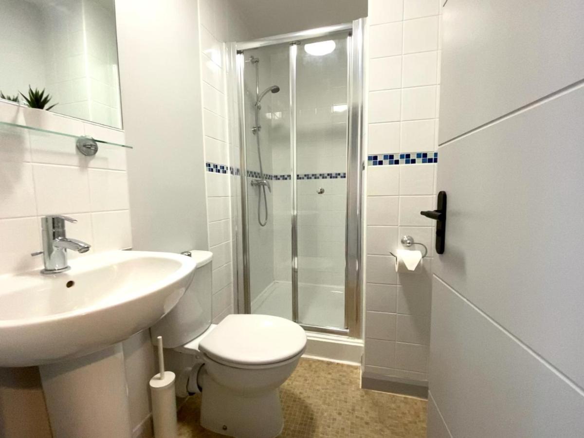Trendy Stylish Apartment! - 5 Minute Walk To The Best Beach! - Great Location - Parking - Fast Wifi - Smart Tv - Newly Decorated - Sleeps Up To 6! Close To Bournemouth & Poole Town Centre & Sandbanks Buitenkant foto