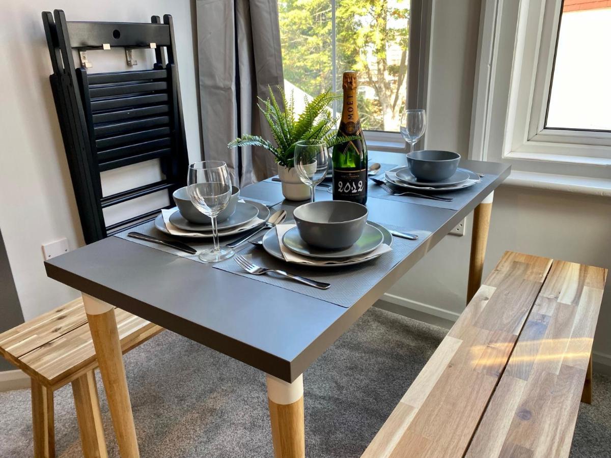 Trendy Stylish Apartment! - 5 Minute Walk To The Best Beach! - Great Location - Parking - Fast Wifi - Smart Tv - Newly Decorated - Sleeps Up To 6! Close To Bournemouth & Poole Town Centre & Sandbanks Buitenkant foto
