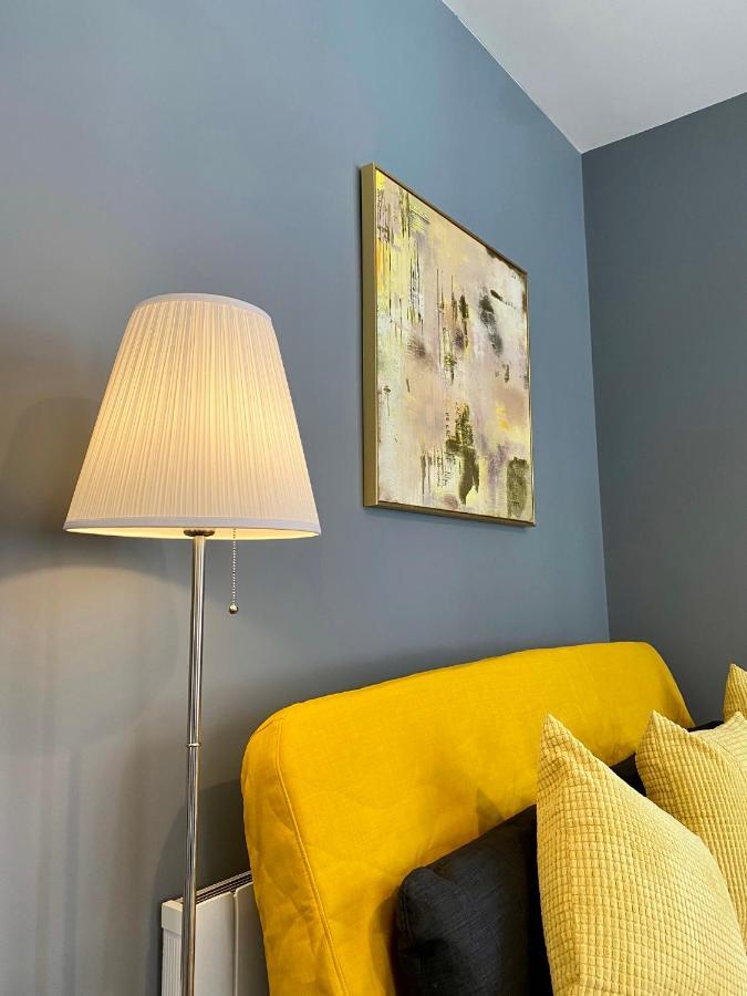 Trendy Stylish Apartment! - 5 Minute Walk To The Best Beach! - Great Location - Parking - Fast Wifi - Smart Tv - Newly Decorated - Sleeps Up To 6! Close To Bournemouth & Poole Town Centre & Sandbanks Buitenkant foto